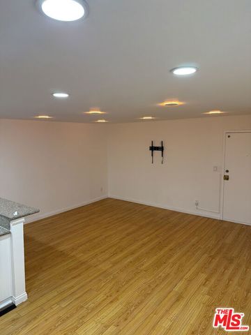 18530 Hatteras Street 216, Los Angeles, CA 91356
