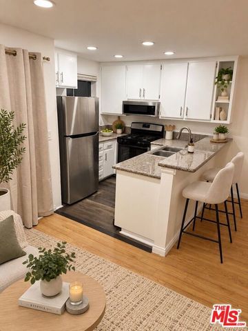 18530 Hatteras Street 216, Los Angeles, CA 91356