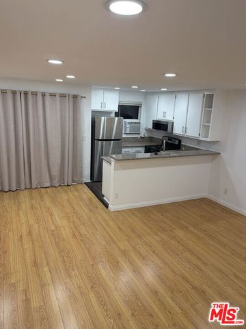 18530 Hatteras Street 216, Los Angeles, CA 91356