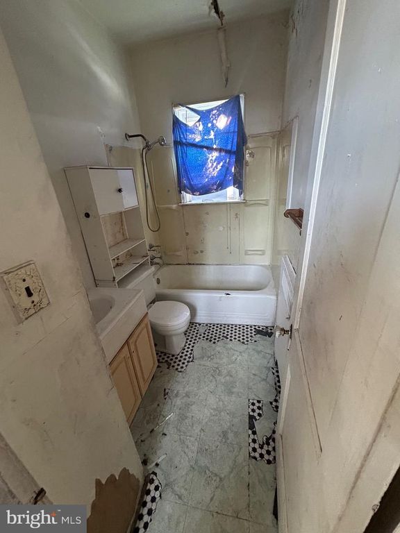 Image 7 of property listing at 2500 QUANTICO AVE, Baltimore, MD 21215