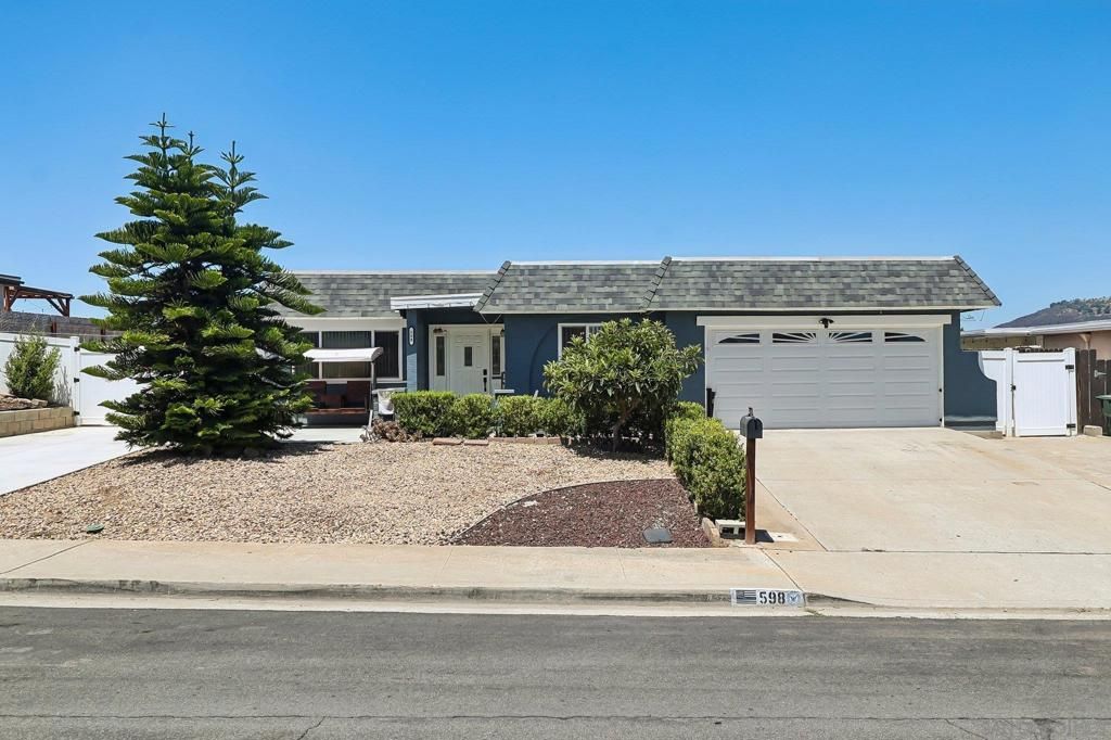 Image 2 of property listing at 598 Tam O Shanter Dr, San Marcos, CA 92069