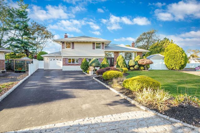 9 Dean Court, Commack, NY 11725