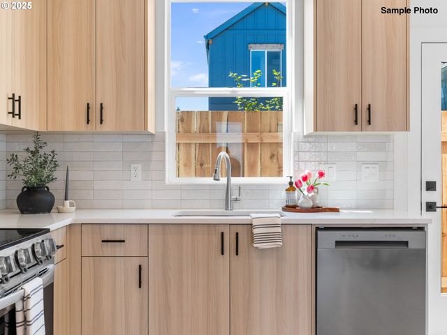 4368 Ne Going St, Portland, OR 97218