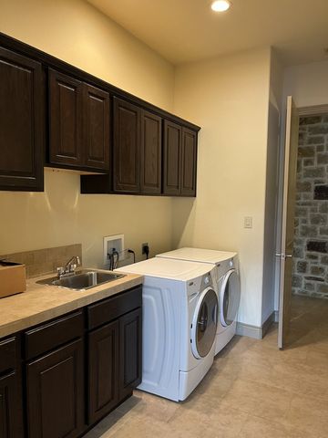 2904 Rock Barn Dr, Kerrville, TX 78028