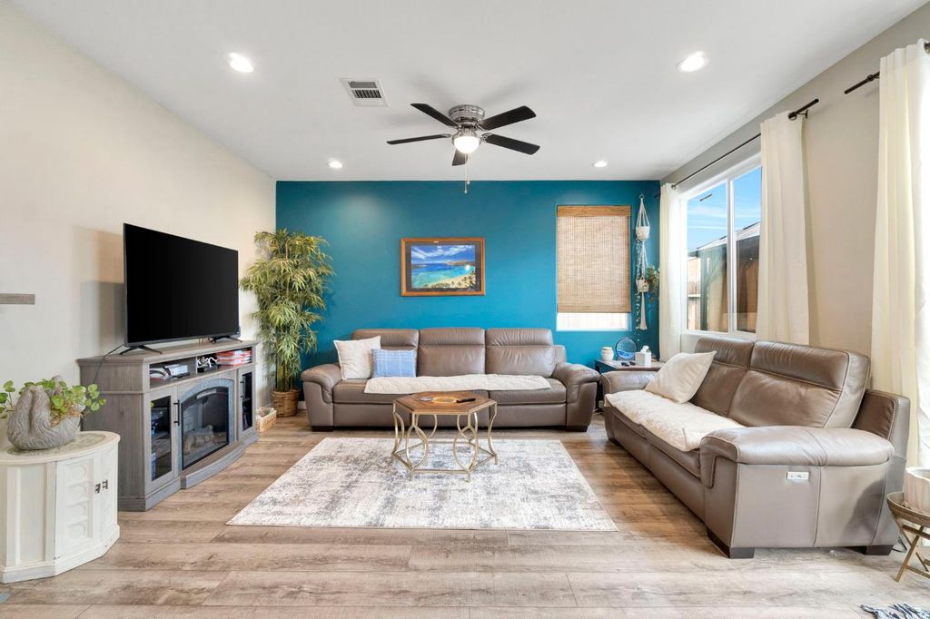 Image 6 of property listing at 3948 Wrenwood Avenue, Clovis, CA 93619
