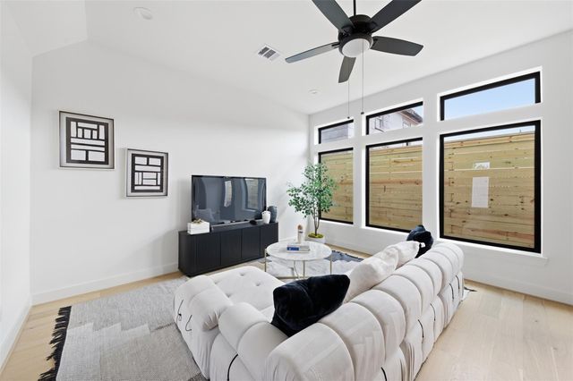 4605 Harrisburg Boulevard B, Houston, TX 77011