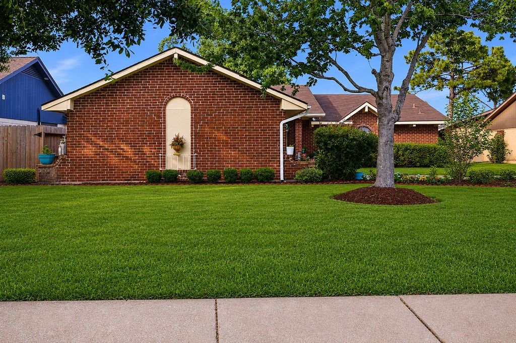 10323 Sageyork Drive, Houston, TX 77089
