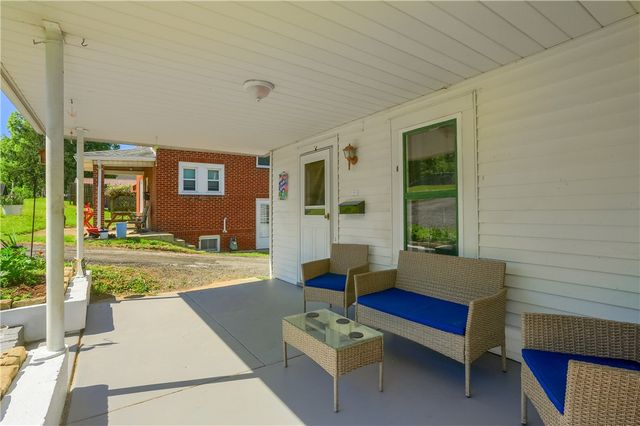 1133 Rosannah St, Ellwood City, PA 16117