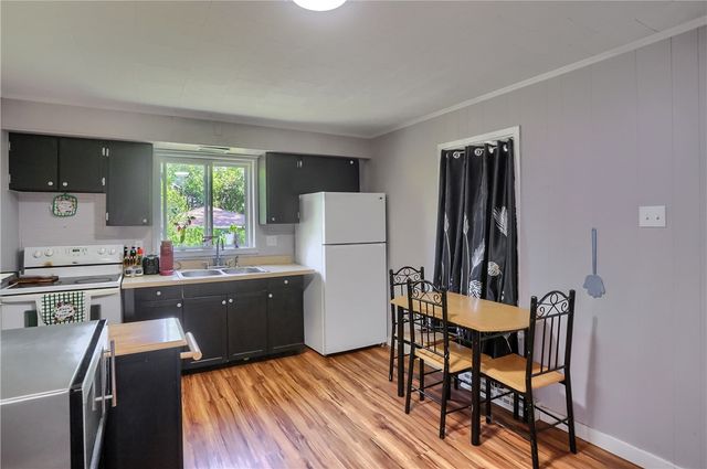1133 Rosannah St, Ellwood City, PA 16117