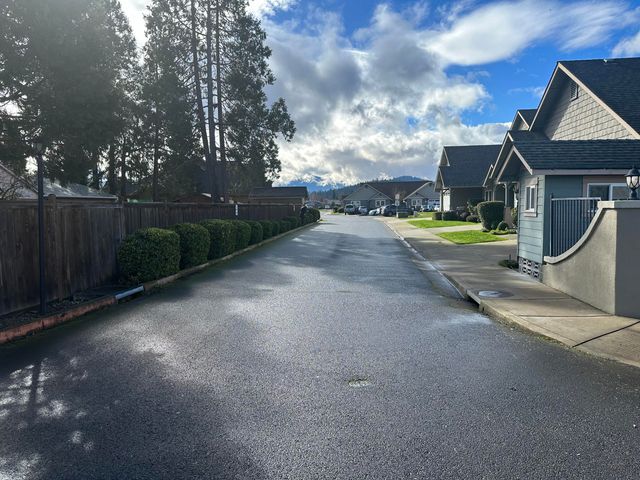 741 SW Kinsington Court, Grants Pass, OR 97526