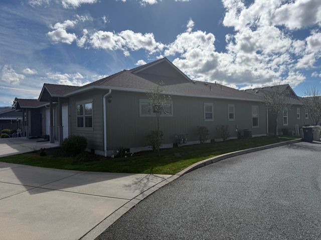 741 SW Kinsington Court, Grants Pass, OR 97526