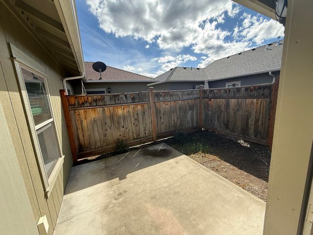 741 SW Kinsington Court, Grants Pass, OR 97526