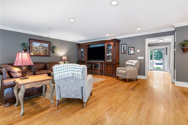 70 Reid Avenue, Rockville Centre, NY 11570
