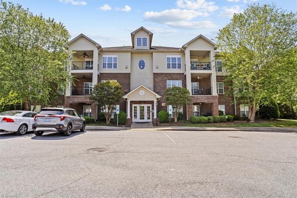 200 Lennox Drive 2D, Jamestown, NC 27282