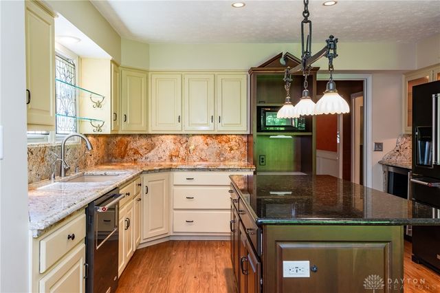 1910 Rustling Oak Court, Washington Twp, OH 45459