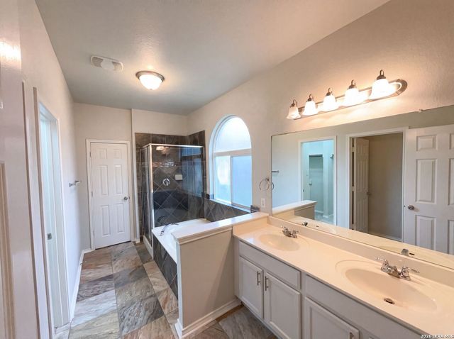 207 REDBIRD CIR, San Antonio, TX 78253