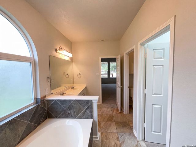 207 REDBIRD CIR, San Antonio, TX 78253