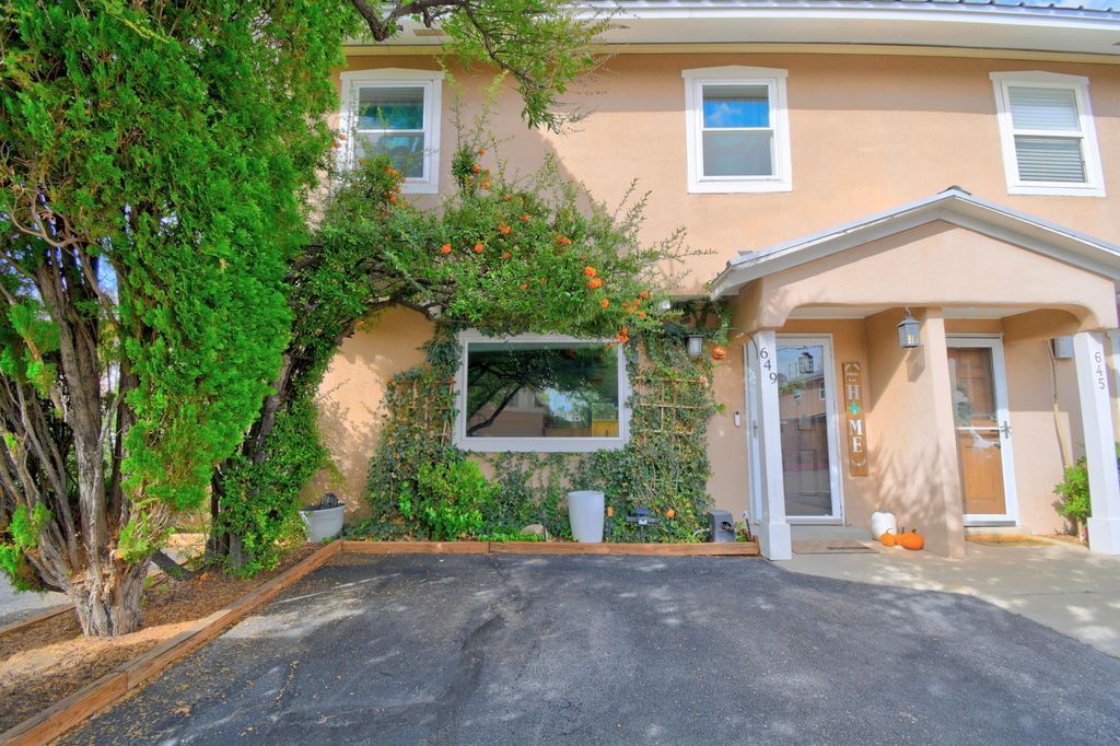 649 Camino Floretta NW, Albuquerque, NM 87107