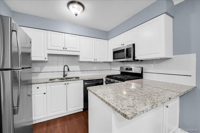 3711 Old Creek Road, Troy, MI 48084