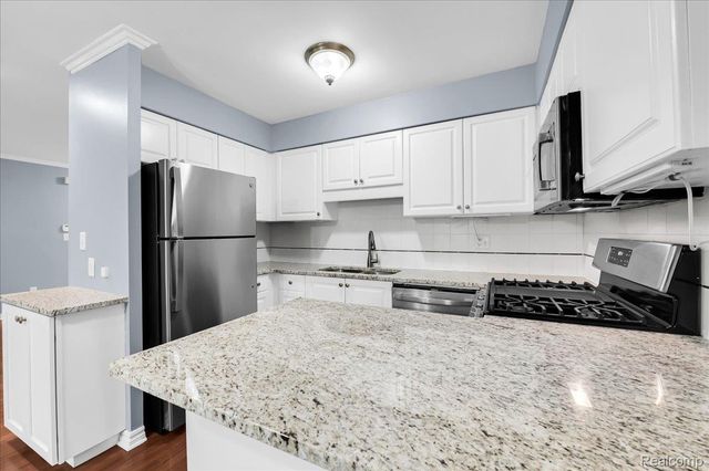 3711 Old Creek Road, Troy, MI 48084