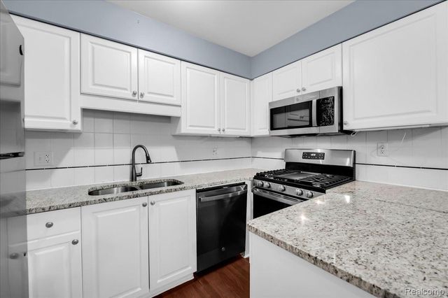 3711 Old Creek Road, Troy, MI 48084