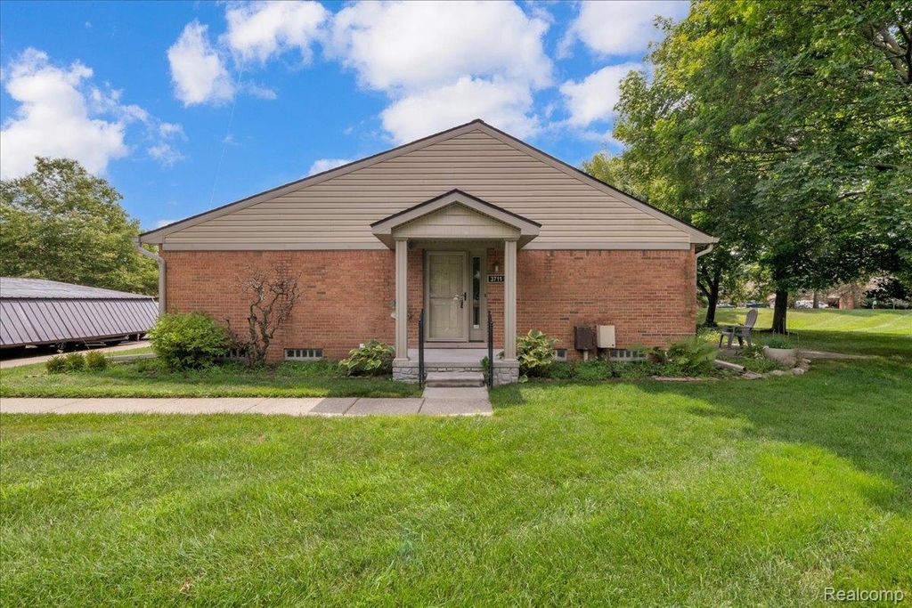 3711 Old Creek Road, Troy, MI 48084