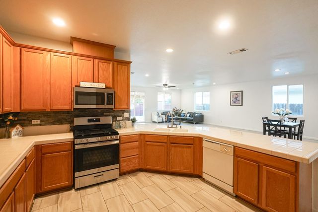 7411 Louise Ave, Winton, CA 95388