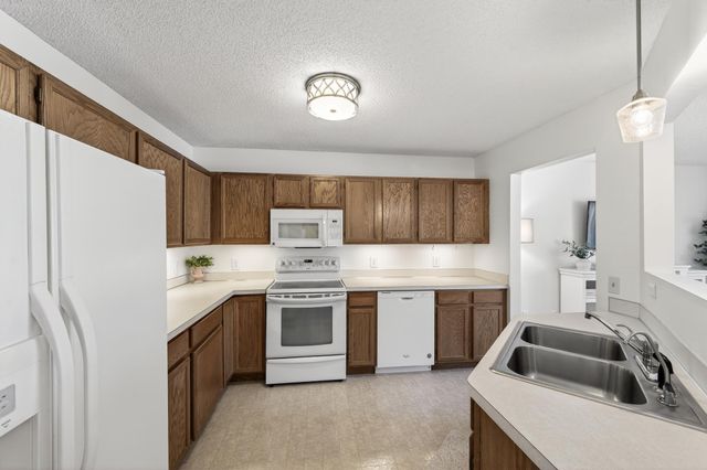 7671 Nicholas Way, Chanhassen, MN 55317