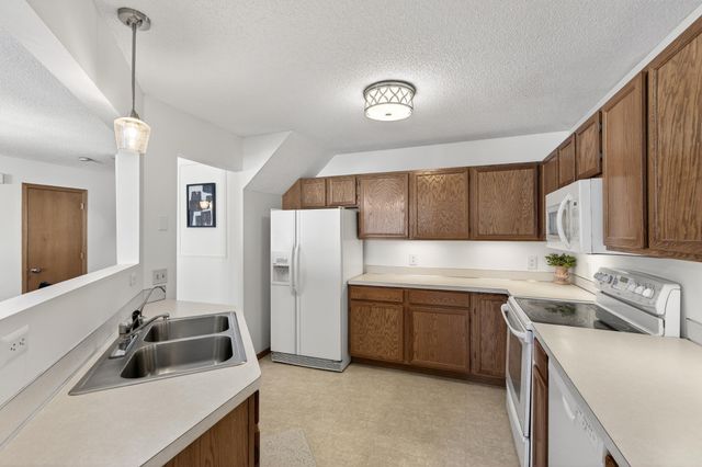 7671 Nicholas Way, Chanhassen, MN 55317