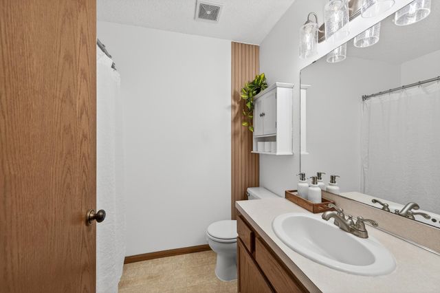 7671 Nicholas Way, Chanhassen, MN 55317