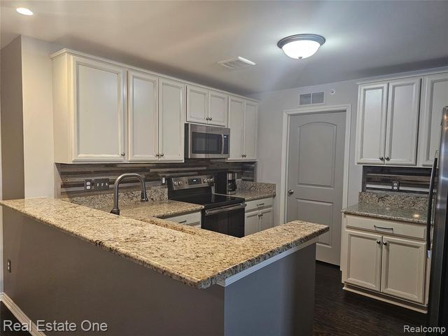 6988 Boulder Pointe Drive 85, Washington, MI 48094