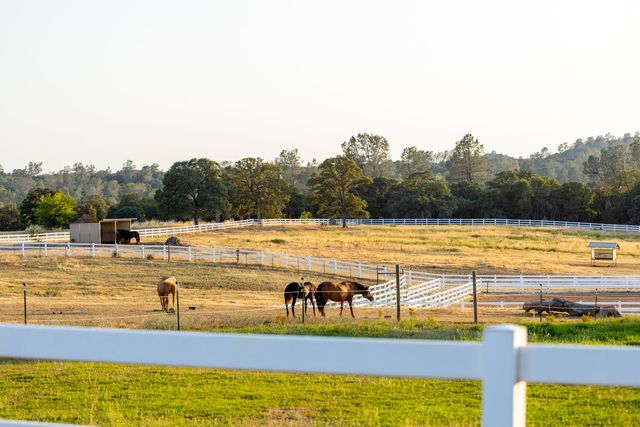 20945 Bear Hollow Rd, Grass Valley, CA 95949