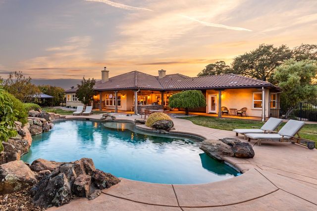 20945 Bear Hollow Rd, Grass Valley, CA 95949