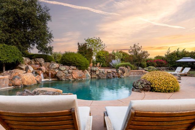 20945 Bear Hollow Rd, Grass Valley, CA 95949