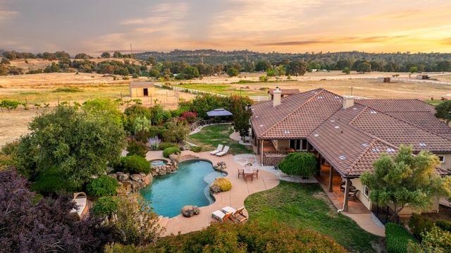 20945 Bear Hollow Rd, Grass Valley, CA 95949