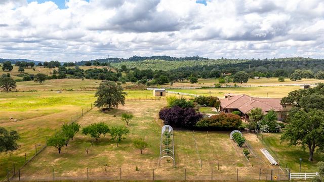 20945 Bear Hollow Rd, Grass Valley, CA 95949