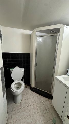 12161 238 Street Street, Rosedale, NY 11422