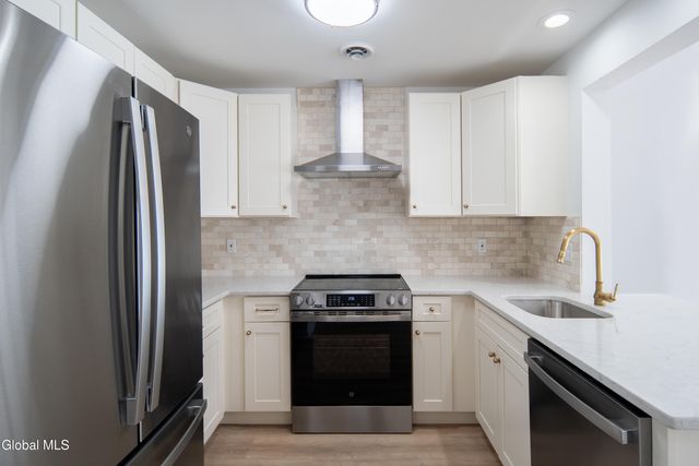 29 Surrey Hill Drive, Colonie, NY 12110