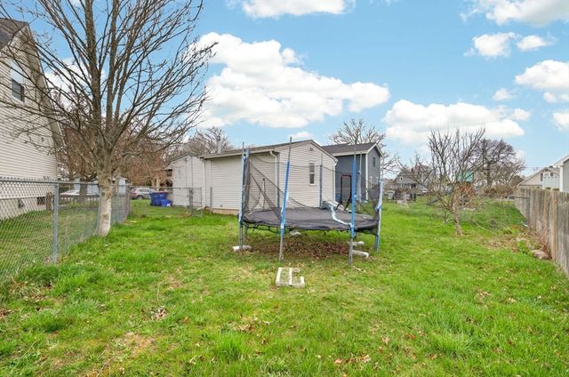 20 Manhattan Ave, Fairhaven, MA 02719