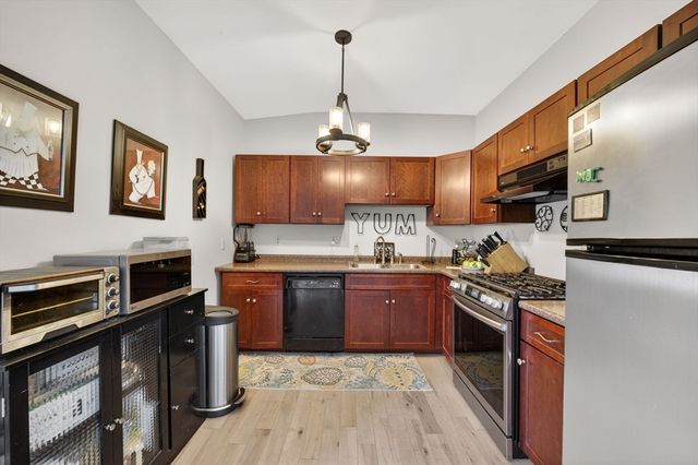 20 Manhattan Ave, Fairhaven, MA 02719