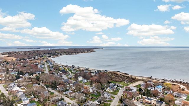 20 Manhattan Ave, Fairhaven, MA 02719