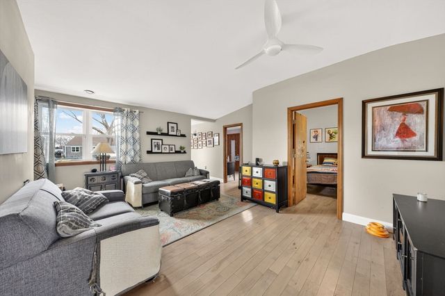 20 Manhattan Ave, Fairhaven, MA 02719