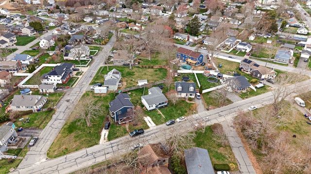 20 Manhattan Ave, Fairhaven, MA 02719