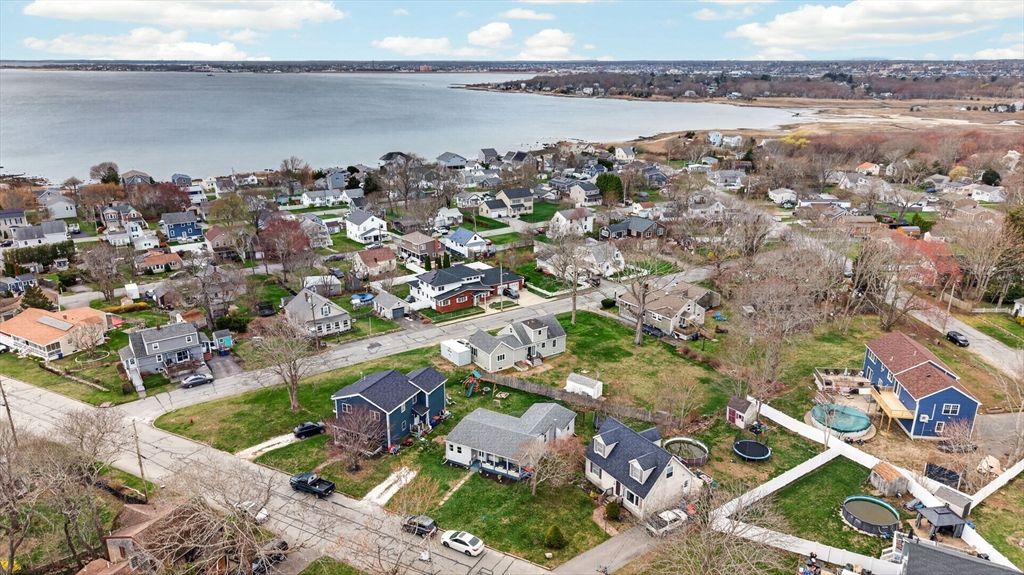 20 Manhattan Ave, Fairhaven, MA 02719