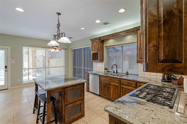 905 Silverthorne Trail, Highland Village, TX 75077