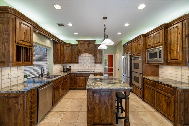 905 Silverthorne Trail, Highland Village, TX 75077