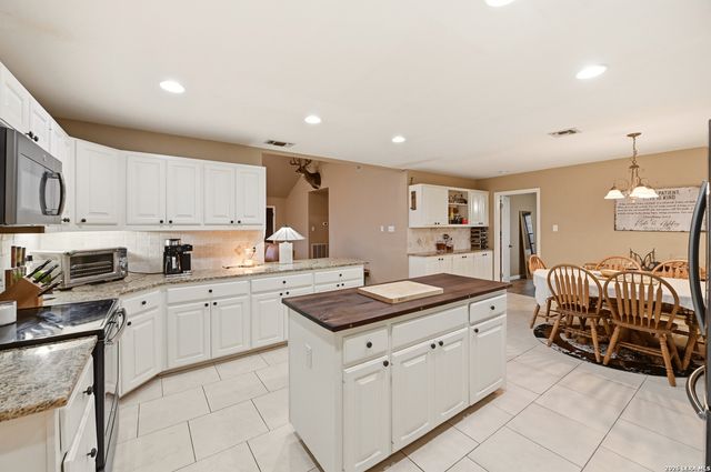 141 Village Path, Castroville, TX 78009