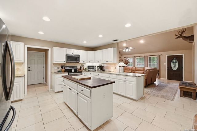 141 Village Path, Castroville, TX 78009