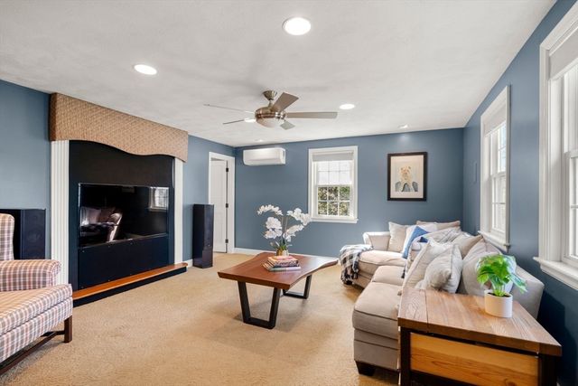 22 Crest Rd, Framingham, MA 01702