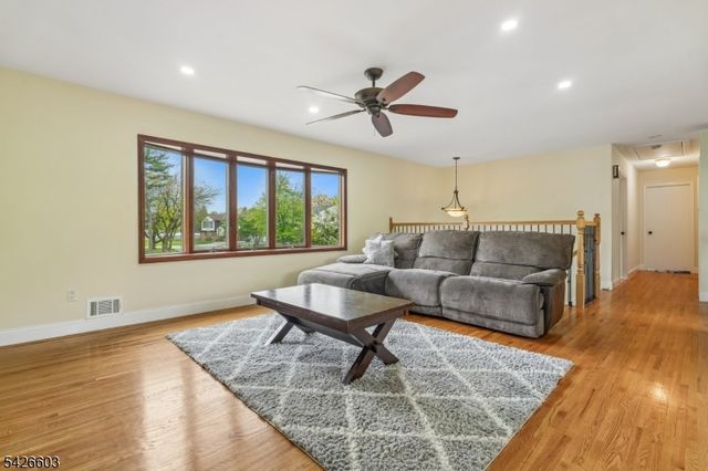 2 Marc Ct, Edison Twp., NJ 08820